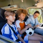 Drei Personen im Auto