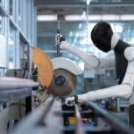 Humanoider Roboter an der Kreissäge