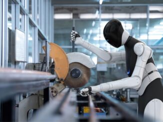 Humanoider Roboter an der Kreissäge