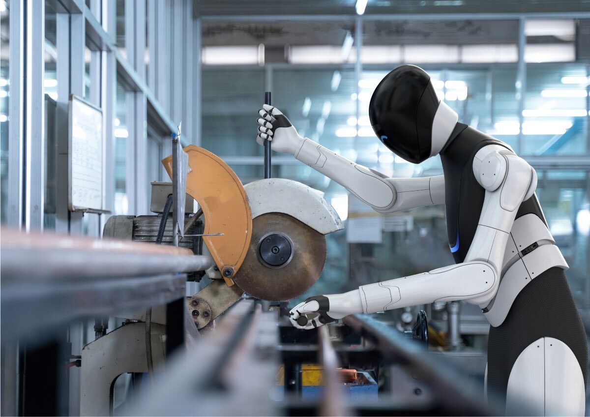 Humanoider Roboter an der Kreissäge