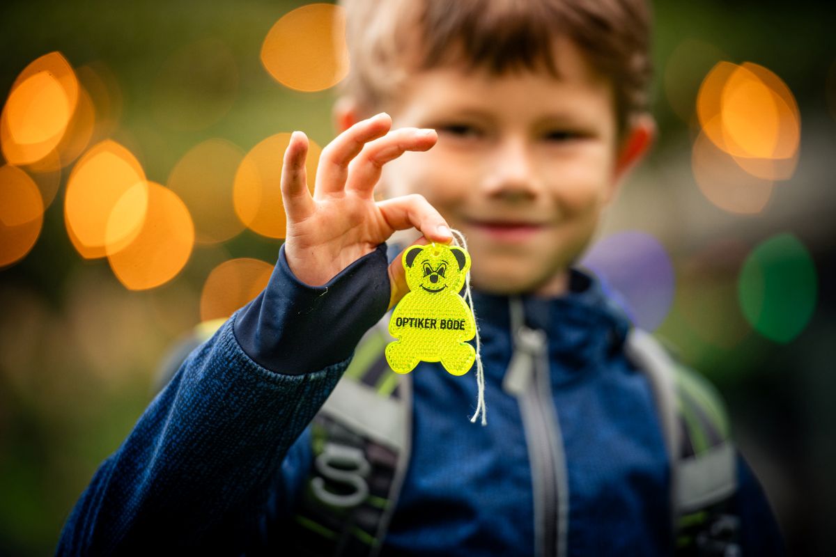 Ein Junge präsentiert stolz seinen Blinkie-Bären