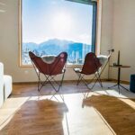 Butterfly Chairs in Zimmer mit Ausblick auf die Berge