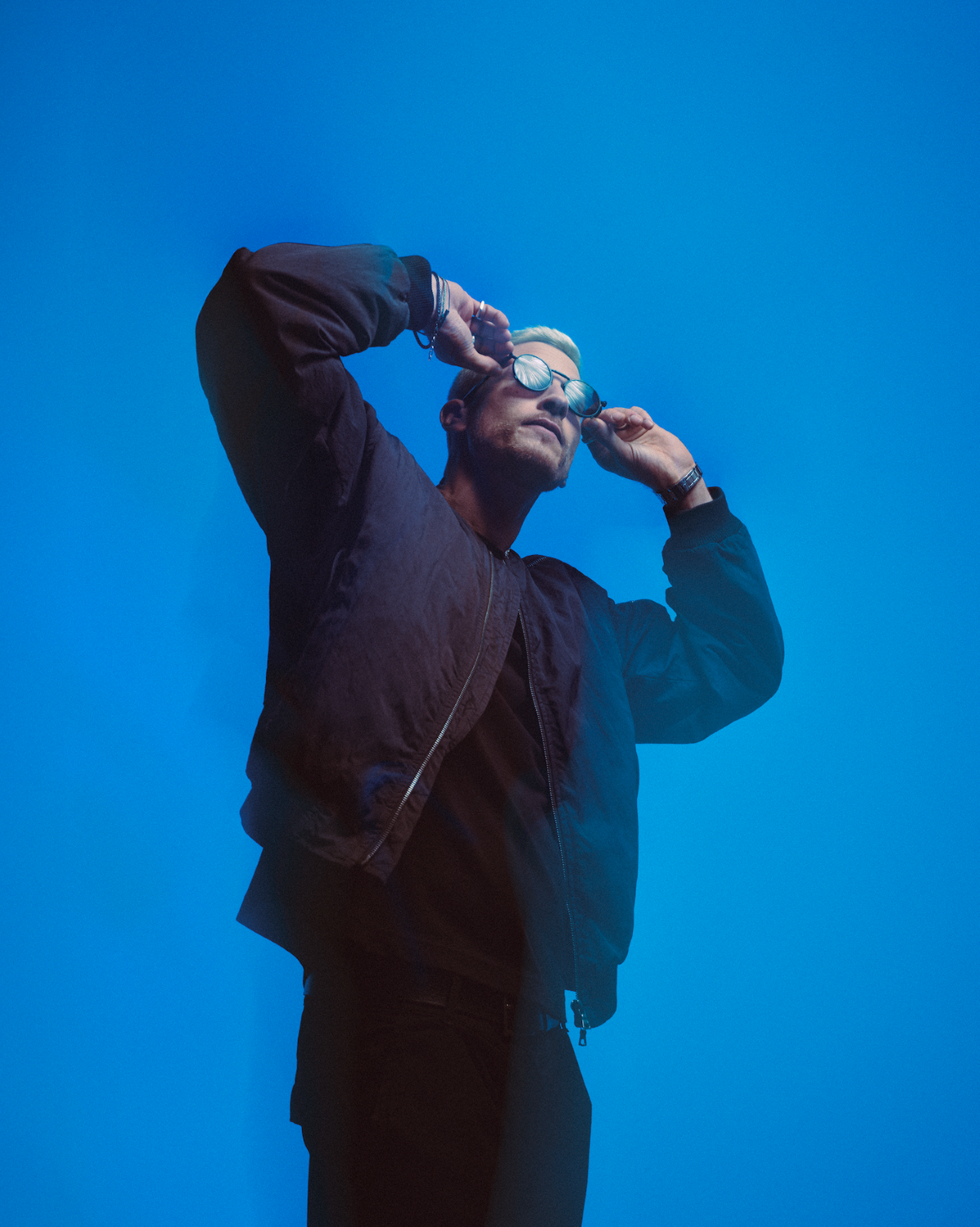 DJ Eli Brown vor blauem Hintergrund