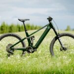 Das neue Fahrrad Slab Plus auf der Wiese