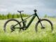 Das neue Fahrrad Slab Plus auf der Wiese