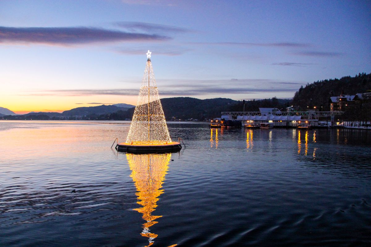 Der schwimmende Weihnachtsbaum auf dem Wörthersee