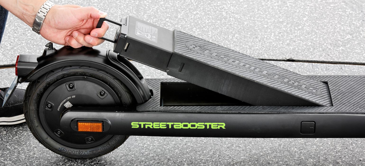 Herausnehmbarer Akku eines E-Scooters | hamburg040 Herausnehmbarer Akku eines E-Scooters