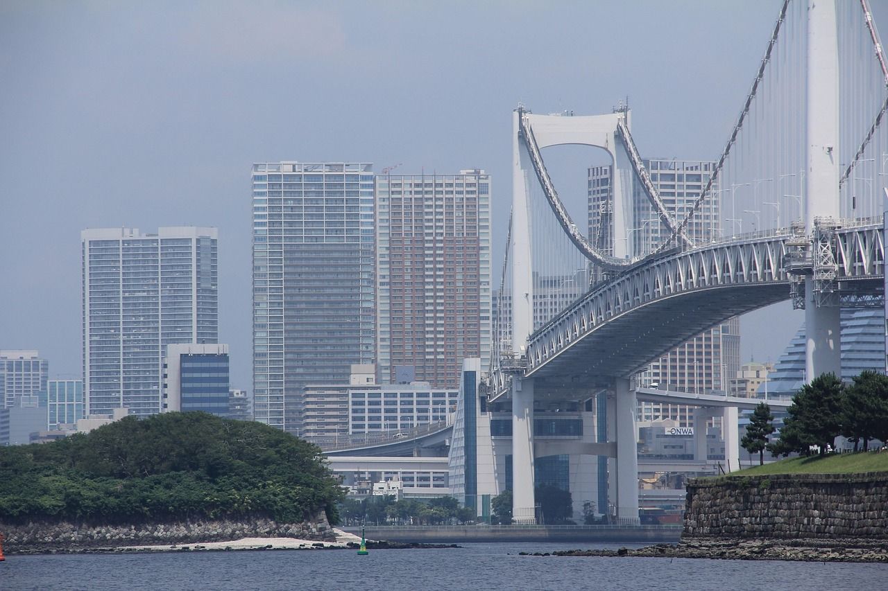 Hochhäuder und Brücke in Japan