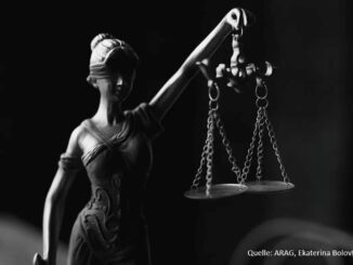 Justizia-Skulptur schwarz-weiss