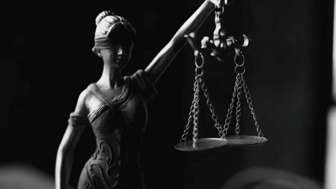 Justizia-Skulptur schwarz-weiss