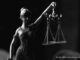 Justizia-Skulptur schwarz-weiss