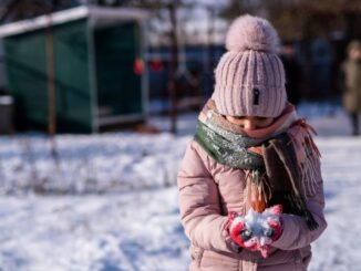 Kind spielt im Schnee