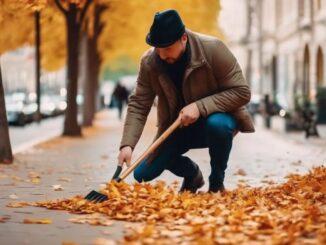 Mann räumt Laub vom Gehweg