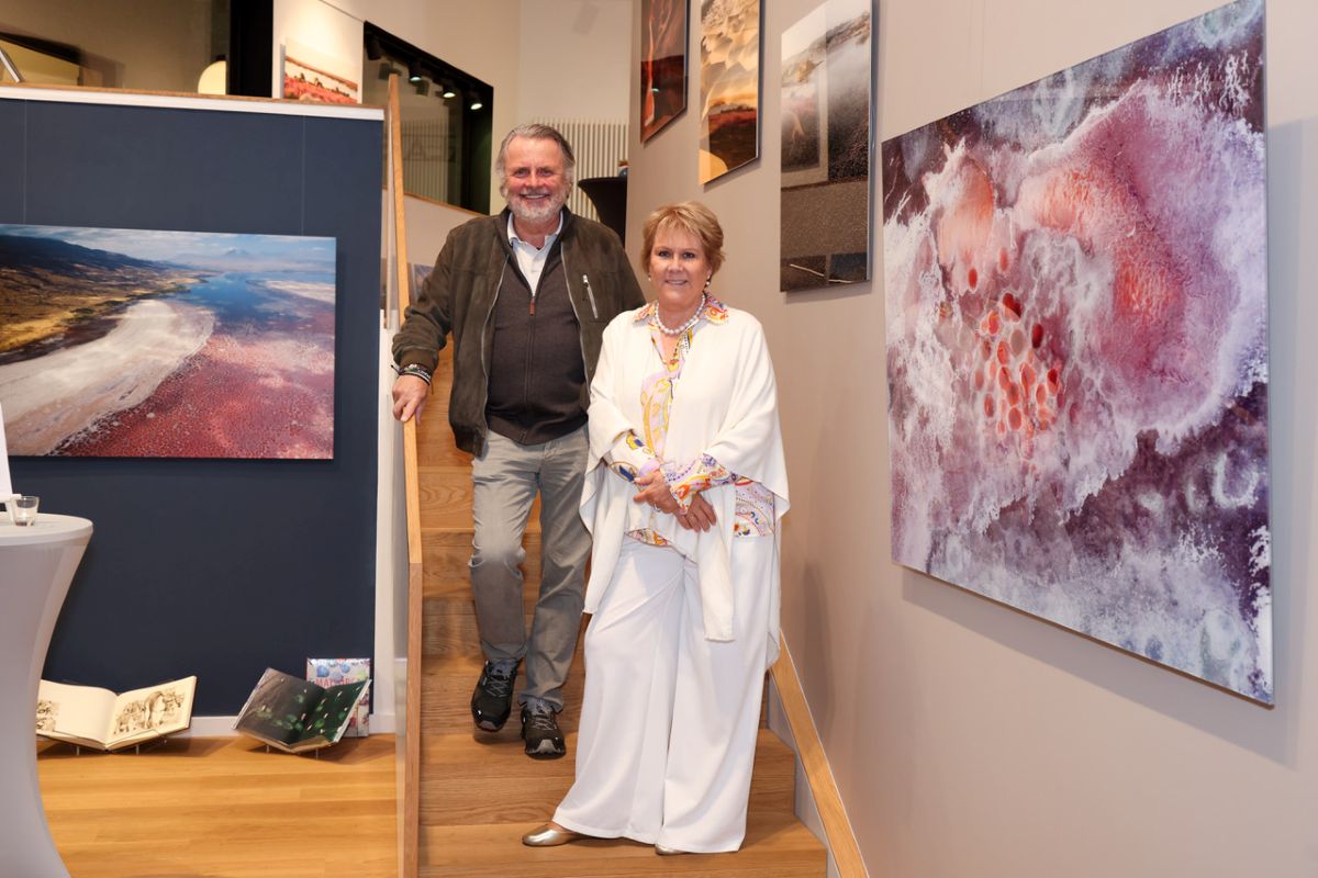 Michael Poliza und Livia Lisboa inmitten seiner Fotografien