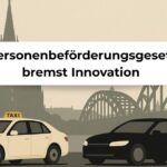 Taxi und schwarzes Auto vor Kölner Silhouette