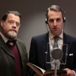 Lionel Logue (Harald Djürken, l.) und Bertie (Martin J. Mill, r.) am Radiomikrofon