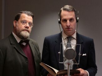 Lionel Logue (Harald Djürken, l.) und Bertie (Martin J. Mill, r.) am Radiomikrofon