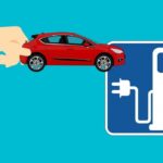 Zeichnung E-Auto in der Hand vor Ladesäulenschild
