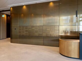 Das Foyer von The Crown mit Concierge und der Briefkastenanlage