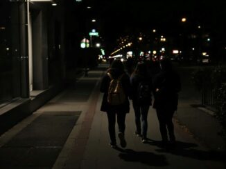 Kindergruppe im Dunkeln in der Stadt