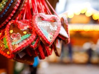 Lebkuchenherzen an einem Weihnachtsmarktstand