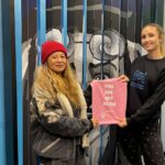 Nussin Armbrust und Marie Jacobsen vor dem Museum der Illusionen