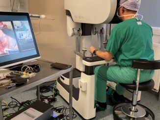 Prof. Lingwu Chen operiert aus Altona einen Patienten in Peking via Konsole