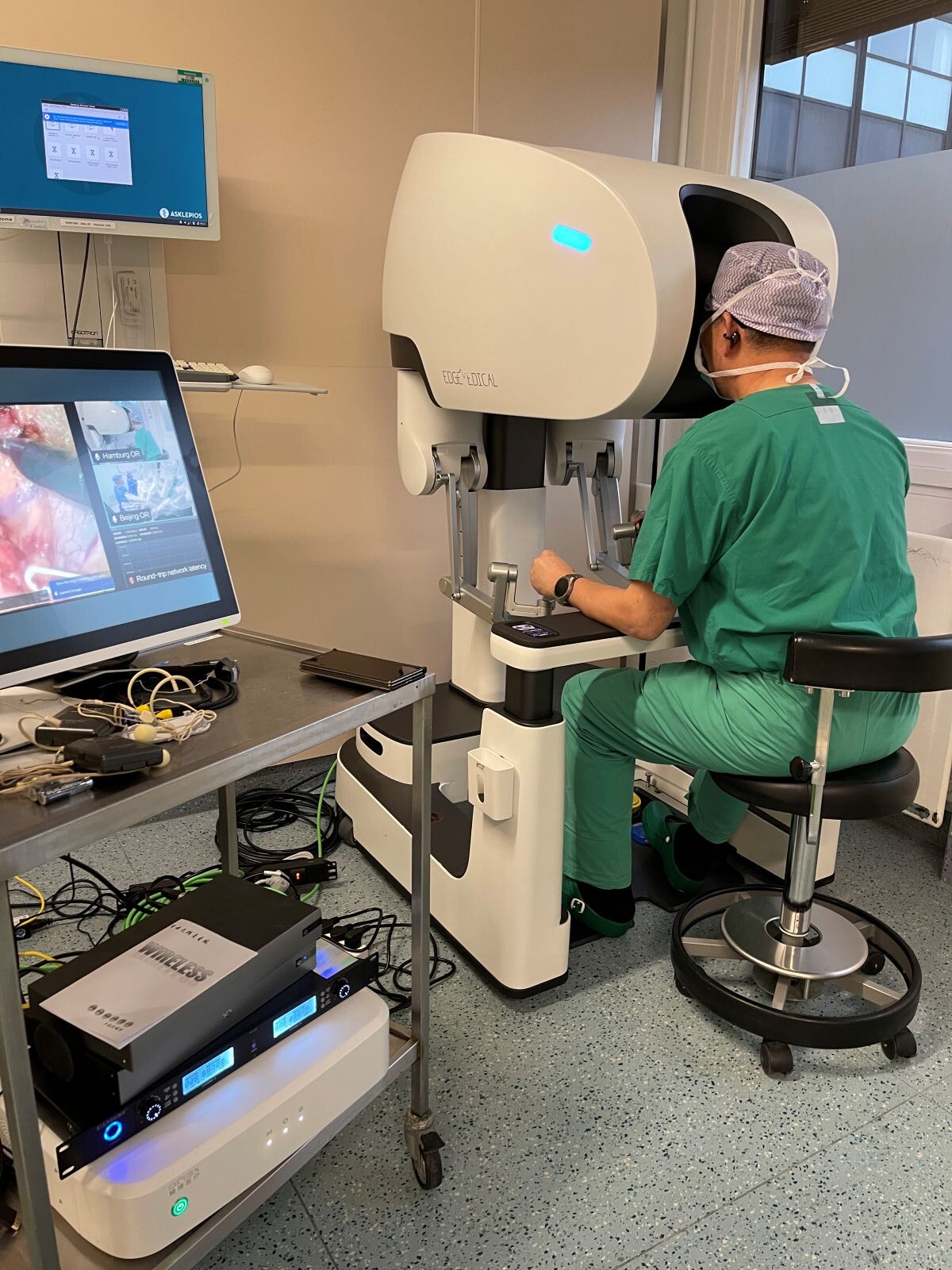 Prof. Lingwu Chen operiert aus Altona einen Patienten in Peking via Konsole