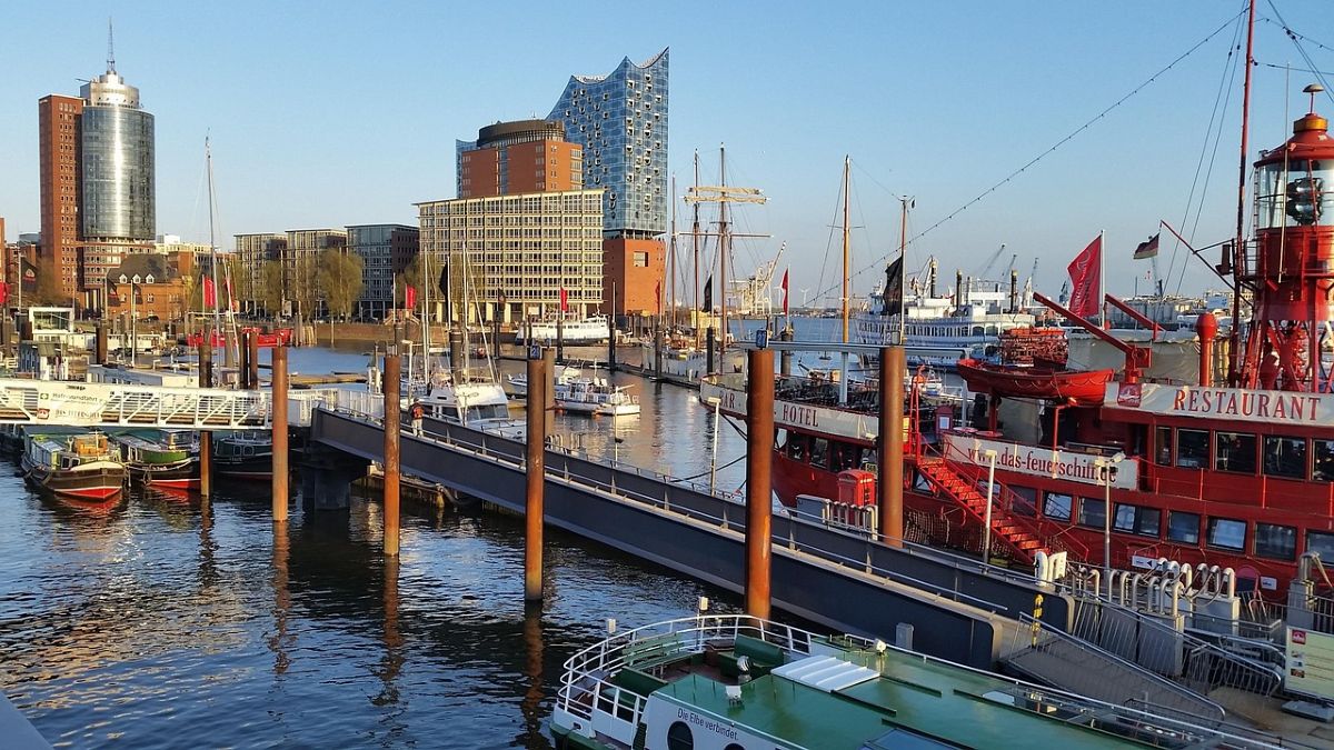 Blick vom Feuerschiff auf die Hafencity Hamburg mit Elbphilharmonie