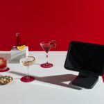 Cocktails und Nüsse auf dem Schreibtisch