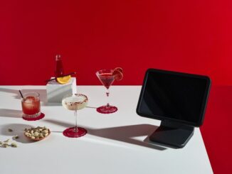 Cocktails und Nüsse auf dem Schreibtisch