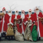 Die lieben Weihnachtsmänner warten auf ihren Einsatz