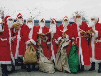 Die lieben Weihnachtsmänner warten auf ihren Einsatz