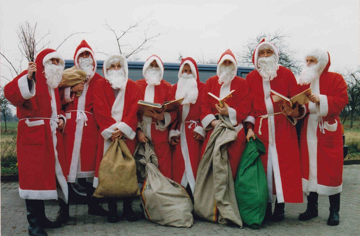 Die lieben Weihnachtsmänner warten auf ihren Einsatz