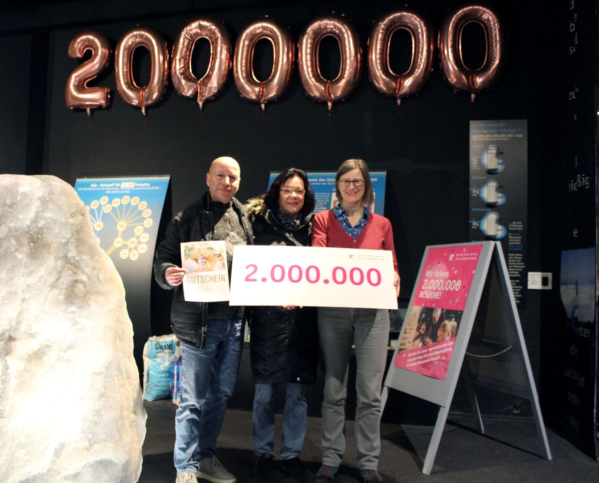 Dr. Alexandra Hentschel überrascht Iris Kolbe und Partner aus Moers