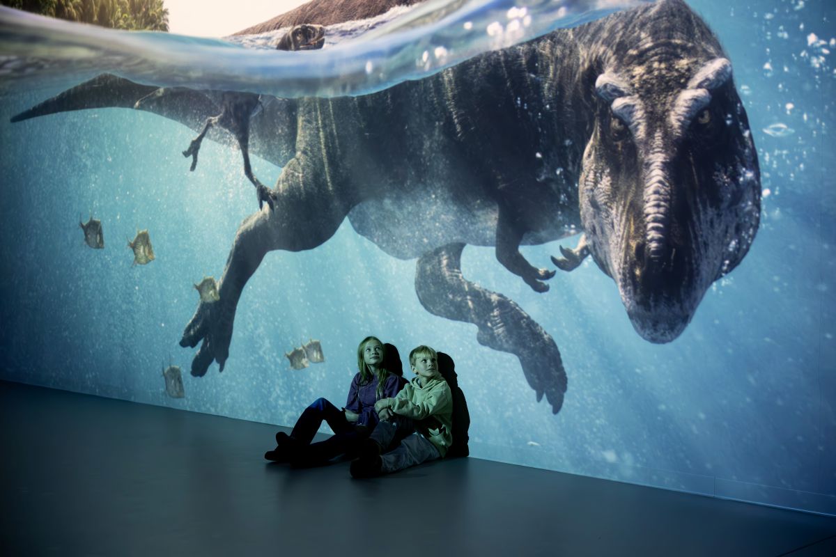Ein Planet vor unserer Zeit: Dinosaurier – das immersive Erlebnis im Port des Lumières in Hamburg