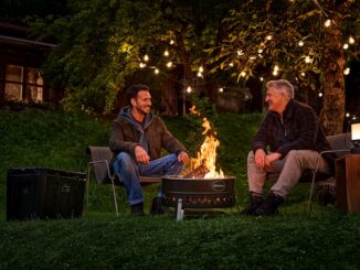 Felix Neureuther und Bastian Schweinsteigeran der Feuerschale