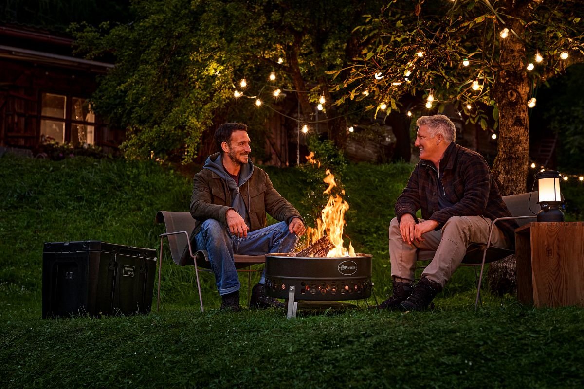 Felix Neureuther und Bastian Schweinsteigeran der Feuerschale