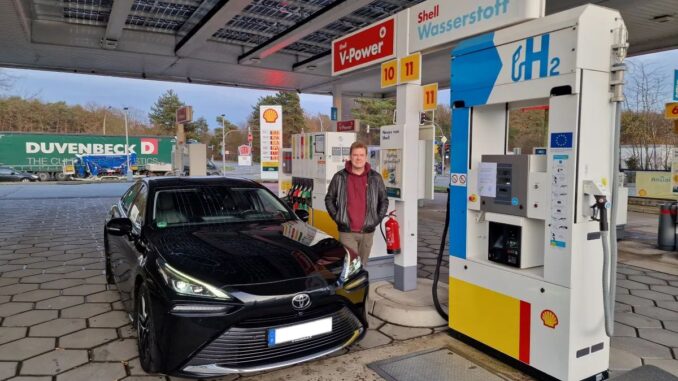 Frank Stuckstedte an der Wasserstofftankstelle in Rheda-Wiedenbrück, die zum 31.12.2025 dauerhaft schließt / © Frank Stuckstedte