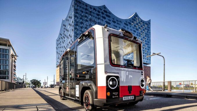 Autonomer Elekrtobus vor der Elbphilharmonie