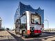 Autonomer Elekrtobus vor der Elbphilharmonie