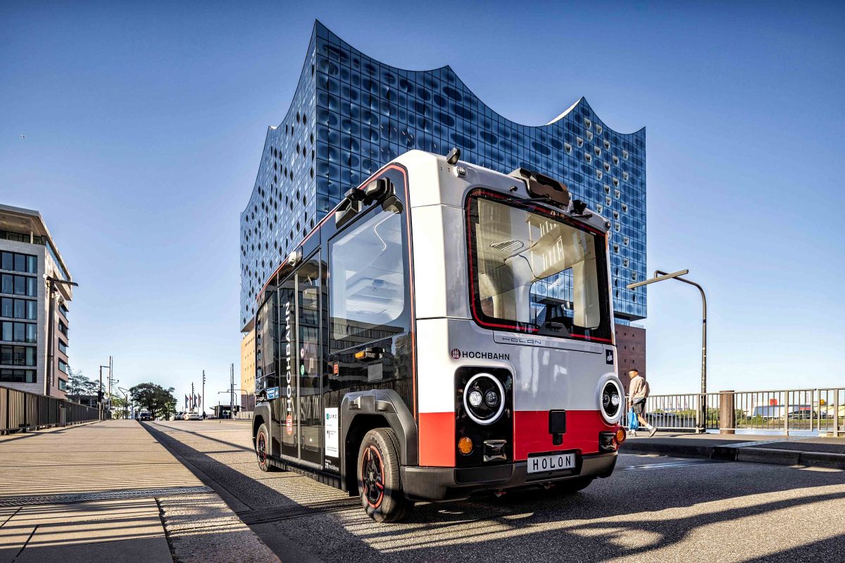 Autonomer Elekrtobus vor der Elbphilharmonie
