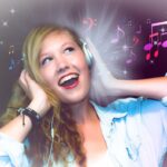 Junge blonde Frau hört Musik und singt mit