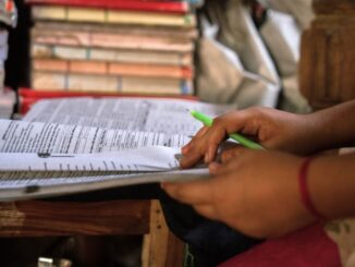 Kinderhände halten ein Buch