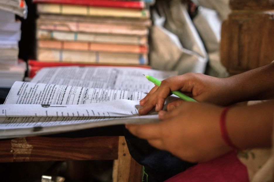 Kinderhände halten ein Buch