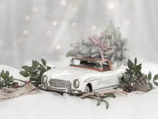 Modellauto Mercedes SL mit Weihnachtsdekoration