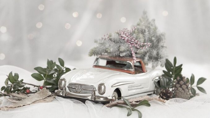 Modellauto Mercedes SL mit Weihnachtsdekoration