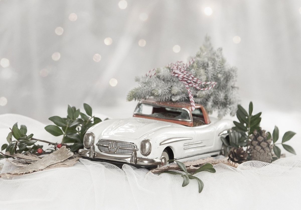 Modellauto Mercedes SL mit Weihnachtsdekoration