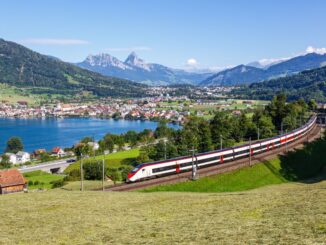Personenzug der Schweizerischen Bundesbahnen SBB am Großen Mythen am Zugersee in den Schweizer Alpen in Arth