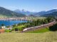 Personenzug der Schweizerischen Bundesbahnen SBB am Großen Mythen am Zugersee in den Schweizer Alpen in Arth